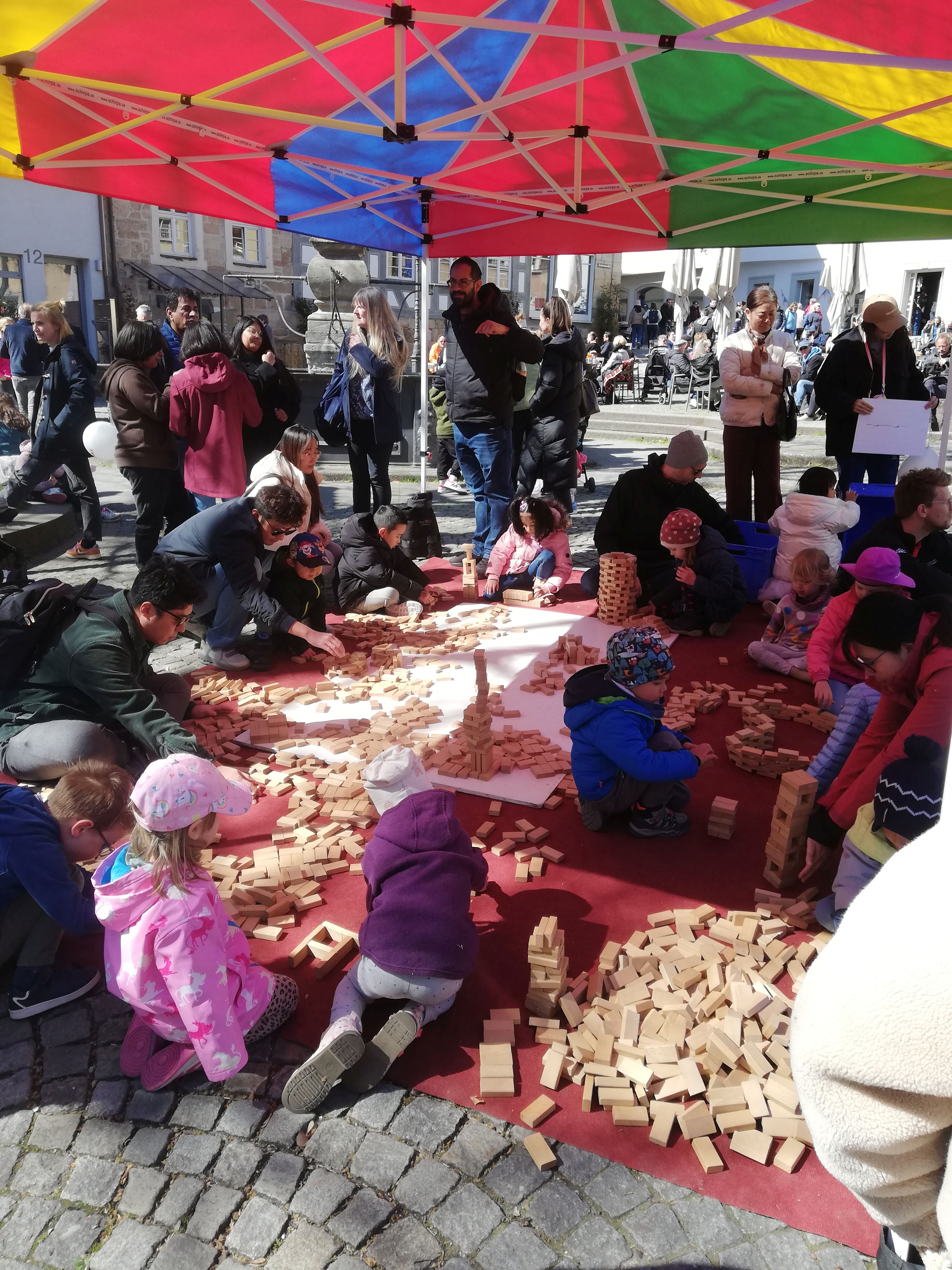 3000 Bauklötze als Spielangebot für Kinder auf dem Kinderfest auf dem Hafenmarkt in Esslingen